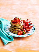 Basic pancakes with strawberries and maple syrup