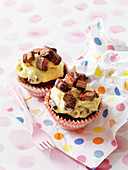 Cupcakes mit Schoko-Karamell-Riegeln