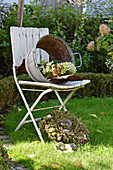 Hortensienkranz in alter Zinkwanne ohne Boden auf Stuhl