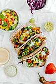 Vollkorn-Tacos mit Gemüsefüllung und Joghurtsauce