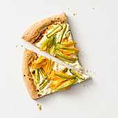 Pizza with goat's cream cheese and courgette flowers