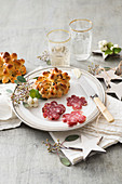 Brotblumen mit Pfeffer und Schwarzkümmel zu Weihnachten