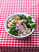 Amerikanischer Kartoffelsalat mit roten Zwiebeln, Gurken und Brunnenkresse