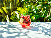 Sommerlicher Beeren-Mocktail auf Holztisch
