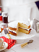 Klassischer Victoria Sponge Cake (England)