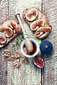 Toast with figs and honey