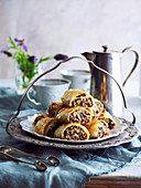 Baklava mit Schokoladenfüllung auf Kaffeetisch