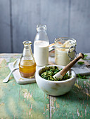 Vinaigrette, Buttermilchdressing, Mayonnaise und Sommerkräuterpesto