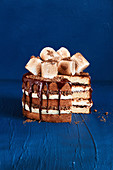 Schokoladentorte mit Frischkäsecreme, Milo-Streuseln und Marshmallows