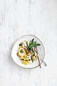 Cremige Zitrus-Hähnchenpfanne mit Gemüse auf Teller