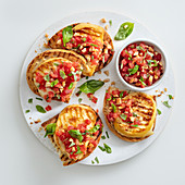 Bruschette mit Grillkäse und Tomaten-Mandel-Salsa