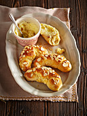 Kartoffelteig-Croissants mit Honigbutter