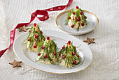 Appetizer mit Käse, Dill und Granatapfelkernen zu Weihnachten