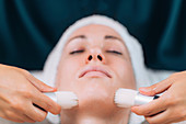 Cleaning face for cosmetic treatment