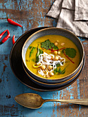 Kurkuma-Suppe mit Reisnudeln und Kichererbsen