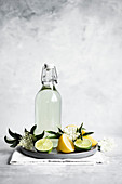 Hausgemachter Holunderblütensirup mit Zitrone und Limette