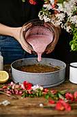 Vegane Erdbeertorte zubereiten: Erdbeercreme auf Kuchenboden geben
