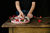 Vegane Erdbeertorte mit Blüten dekorieren