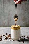 Dalgona Coffee (aufgeschlagener Instantkaffee) in Glasbecher