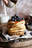 Ein Stapel Pancakes mit Blaubeeren und Sirup