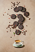 Brownie-Cookies mit Himbeeren und Salzflocken zur Tasse Kaffee