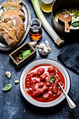 Zutaten für Pappa al Pomodoro (Toskanische Tomaten-Brot-Suppe)