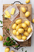 Zutatenstillleben mit Kartoffeln, Butter und Petersilie