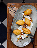 Dauphine Kartoffeln auf Sellerie-Gorgonzola-Creme mit karamellisierten Nüssen