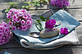 Napkin decoration with phlox and pebbles with the inscription summer