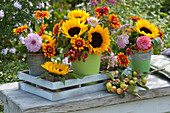 Sträuße mit Sonnenblumen, Zinnien, Dahlien und Zieräpfeln