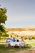 Menschen beim Lunch im Meadowbank Weingut im Dervent Valley (Tasmanien)