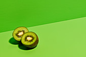 Halbierte Kiwi auf grünem Untergrund