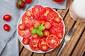 Tomatensalat und Basilikumblätter