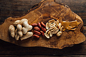 Erdnüsse und Erdnussbutter auf Holzbrett