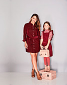 Mutter und Tochter im Partnerlook (roter Kleid)