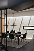 Dunkelgrüne Samtstühle am langen Tisch im modernen Esszimmer