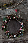 Wreath of Bodnant viburnum twigs and ivy tendrils on tray