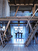 Esszimmer und offener Wohnraum mit Dielenboden im alten Holzhaus