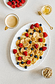 Mini-Pancakes mit Beeren, Pinienkernen und Agavensirup