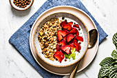 Müsli mit Joghurt und Erdbeeren