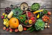 Stillleben mit herbstlichem Gemüse und Obst