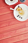 Dinkel-Pancakes mit Cream Cheese und Blaubeeren
