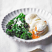 Poached eggs with sauce Hollandaise and broccoli