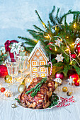 Brathähnchen im Speckmantel und Lebkuchenhaus zu Weihnachten