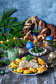 Gebratener Truthahn mit Maiskolben zu Weihnachten
