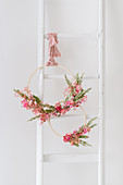 DIY-Frühlingskranz aus Holzreifen und Trockenblumen