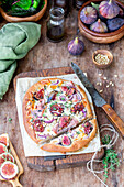 Fig pizza with ham