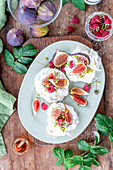 Fig and raspberry meringues