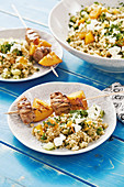 Fillet skewers with peach with quinoa salad