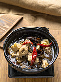 Chinesischer Eintopf mit Pilzen, Suppenhuhn und Winterbambus